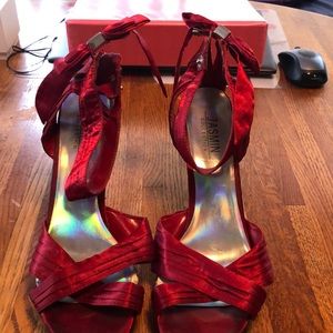 Red bow pumps